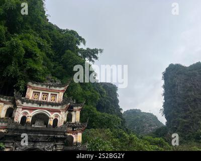 Pagode Bich Dong marchez un jour brumeux et humide, à Ninh Binh, Vietnam. Marche raide dans une humidité épaisse en septembre, Nord Vietnam. Banque D'Images