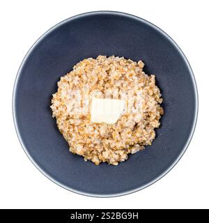 Vue de dessus de porridge beurré de l'Emmer farro écrasé bouilli gruaux de blé décortiffés dans un bol rond isolé sur fond blanc Banque D'Images