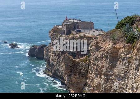 Fort de Sao Miguel Arcanjo Phare à Nazare, Portugal Banque D'Images