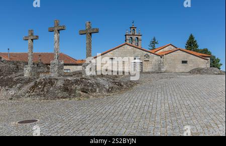 Trois saintes croix de granit à l'arrière de l'église du Sanctuaire de notre-Dame de Lapa. Quintela Portugal. Banque D'Images