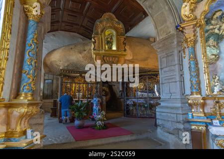 Quintela, Portugal. 18 juillet 2024. Grande roche de granit dans la chapelle de l'église du Sanctuaire de notre-Dame de Lapa dans la paroisse civile de Quintela Banque D'Images