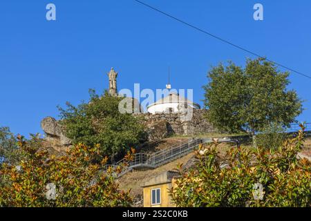 Vestiges d'un château maintenant avec une statue de Jésus priant au ciel à Aguiar da Beira Portugal Banque D'Images
