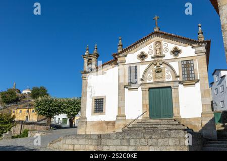 Église de la Santa Casa da Misericórdia d'Aguiar da Beira avec les restes d'un château maintenant avec une statue de Jésus priant au ciel à Aguiar da Beira P Banque D'Images
