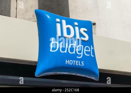 Angouleme, France. 14 juillet 2024. Enseigne du logo ibis budget Hotel dans le centre de Angoulême France. Banque D'Images