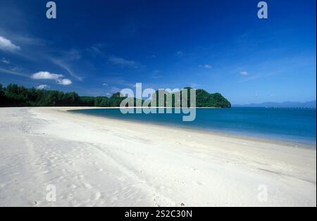 Une plage avec paysage naer Ayer Hangat Village dans le nord de l'île de Langkawi en Malaisie.Malaisie, Langkawi, janvier 2003 Banque D'Images