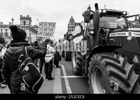 Les agriculteurs en colère contre les nouveaux changements apportés par le gouvernement à l'impôt sur les successions apportent leurs tracteurs à Londres pour participer à Une parade de tracteurs 600, Londres, Royaume-Uni. Banque D'Images