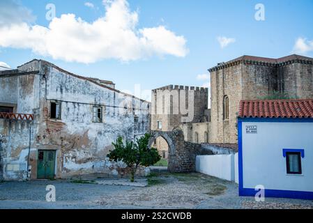 Le Castelo et Monastère Santa Maria de Flor da Rosa dans la vieille ville de Flor da Rosa à Alentejo au Portugal.Portugal, Estremoz, octobre 2021 Banque D'Images