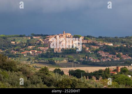 Le petit village de Casale Marittimo dans les collines toscanes Banque D'Images