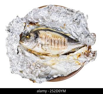 poisson de dorade entier non emballé cuit dans du papier d'aluminium sur une plaque isolée sur fond blanc Banque D'Images