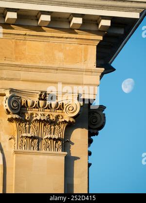 Musée Abingdon et toits de la vieille ville, lever du soleil d'hiver. Ce majuscule (haut de colonne) est dans le style ionique, caractérisé par deux volutes spirales. Banque D'Images