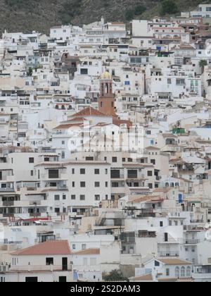 Vue de Competa une ville blanche en Andalousie Espagne Banque D'Images