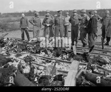GOTHA, ALLEMAGNE - 12 avril 1945 - L'état-major général de l'armée américaine examine les corps carbonisés de personnes brûlées vives par les nazis dans le Concentra de Gotha Banque D'Images
