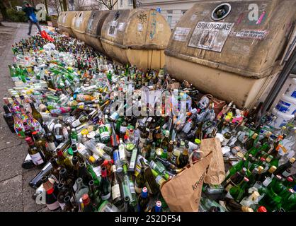 Munich, Allemagne. 07 janvier 2025. Des milliers de bouteilles et de bocaux en verre se dressent sur le trottoir devant des conteneurs de collecte surchargés au Postwiese dans le district de Haidhausen. Crédit : Peter Kneffel/dpa/Alamy Live News Banque D'Images