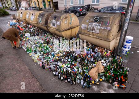 Munich, Allemagne. 07 janvier 2025. Des milliers de bouteilles et de bocaux en verre se dressent sur le trottoir devant des conteneurs de collecte surchargés au Postwiese dans le district de Haidhausen. Crédit : Peter Kneffel/dpa/Alamy Live News Banque D'Images