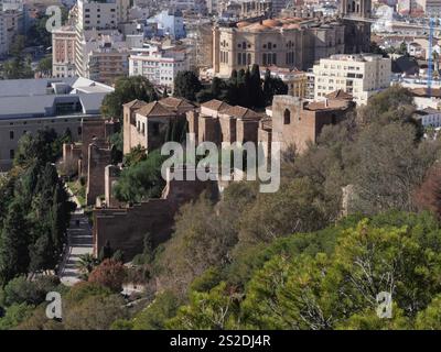 Vue du complexe du château du Castillo de Gibralfaro à l'Alcazaba mauresque à Malaga Espagne Banque D'Images