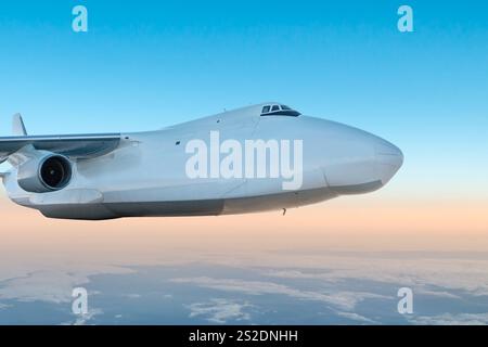 L'avion cargo blanc de transport de corps large vole dans les airs Banque D'Images