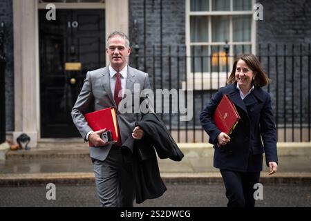 Peter Kyle (à gauche), secrétaire aux Sciences, à l'innovation et à la technologie, et Liz Kendall, secrétaire d'État au travail et aux pensions, quittent Downing Street, à Londres, après une réunion du Cabinet. Date de la photo : mardi 7 janvier 2025. Banque D'Images