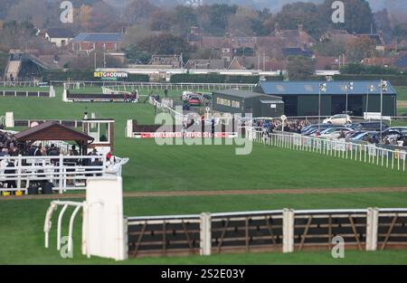 Vue générale des coureurs et des coureurs qui courent à Plumpton Racecourse dans le Sussex de l'est Banque D'Images