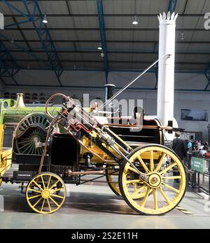 Une réplique de 1935 de George Stephenson 'Rocket' dans le Grand Hall du National Railway Museum à York, North Yorkshire Banque D'Images