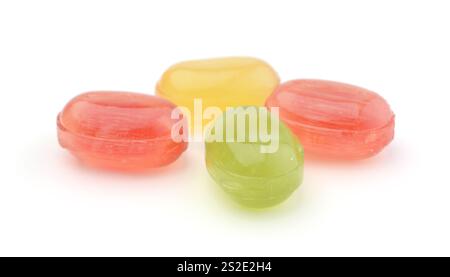 Plusieurs bonbons aux fruits multicolores isolés sur blanc. Banque D'Images