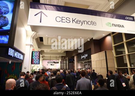 Las Vegas, États-Unis. 06 janvier 2025. Un aperçu des longues files de personnes qui ont assisté à la présentation NVIDIA Keynote lors du ces International 2025, à la Michelob Ultra Arena de Las Vegas, Nevada, le lundi 6 janvier 2025. Photo de James Atoa/UPI crédit : UPI/Alamy Live News Banque D'Images