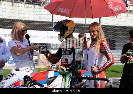 MOSCOU, RUSSIE - 21 JUILLET 2019 : animateur de la compétition interviewe un des participants avant le début du championnat russe de moto Banque D'Images