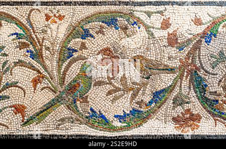 Gros plan sur une mosaïque décorative ancienne représentant des oiseaux perchés sur des branches florales Banque D'Images