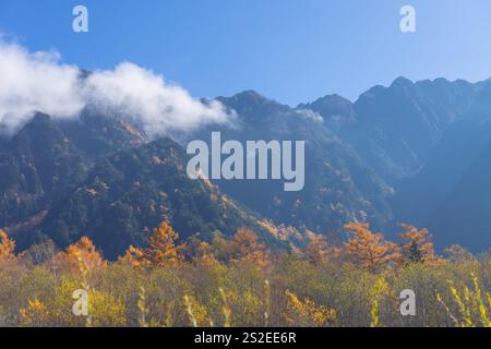 Kamikochi a une belle atmosphère, avec des montagnes, la faune et les ruisseaux, beau temps, en particulier pendant le feuillage d'automne, une partie des alpes japonaises. Banque D'Images