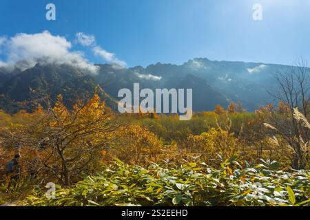 Kamikochi a une belle atmosphère, avec des montagnes, la faune et les ruisseaux, beau temps, en particulier pendant le feuillage d'automne, une partie des alpes japonaises. Banque D'Images