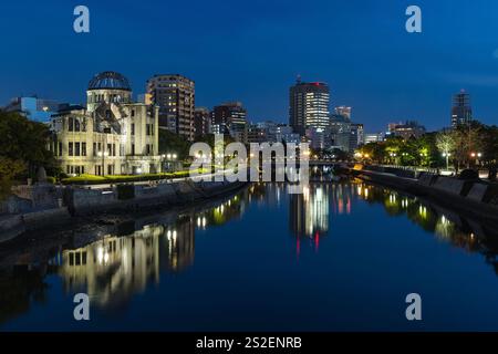 Vue nocturne du dôme de la bombe atomique illuminé et de la rivière Motoyasu à Hiroshima, Japon Banque D'Images