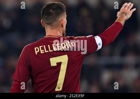 Lorenzo Pellegrini de l'AS Roma gestes lors du match de football Serie A entre L'AS Roma et le SS Lazio au stade Olimpico à Rome (Italie), le 5 janvier 2025. Banque D'Images