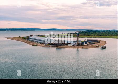 Une vue depuis Southampton Water à travers Calshot Spit au coucher du soleil en automne Banque D'Images