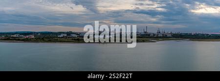 Une vue de Southampton Water vers la raffinerie de pétrole à Fawley au coucher du soleil en automne Banque D'Images