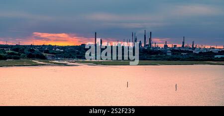 Une vue de Southampton Water vers la raffinerie de pétrole à Fawley au coucher du soleil en automne Banque D'Images