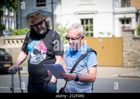 Un guide touristique de Meetup parlant au groupe dans une rue animée de Camden. Banque D'Images