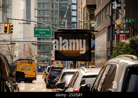 Lecteurs de tarification du trafic et de la congestion sur Broadway à New York, à l'entrée de la zone de soulagement de la congestion, le premier jour de sa mise en œuvre, le dimanche 5 janvier 2025. Après des décennies de retards, les lecteurs ont été allumés à 00h01 et les chauffeurs seront facturés 9 $ s'ils entrent à Manhattan au sud de la 60e place (© Richard B. Levine) Banque D'Images