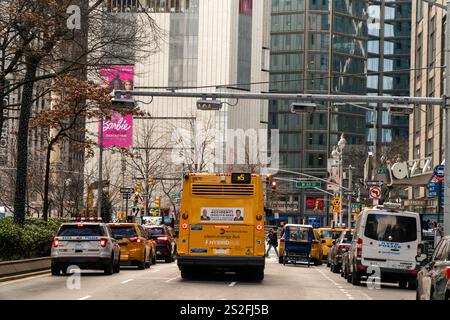 Lecteurs de tarification du trafic et de la congestion sur Broadway à New York, à l'entrée de la zone de soulagement de la congestion, le premier jour de sa mise en œuvre, le dimanche 5 janvier 2025. Après des décennies de retards, les lecteurs ont été allumés à 00h01 et les chauffeurs seront facturés 9 $ s'ils entrent à Manhattan au sud de la 60e place (© Richard B. Levine) Banque D'Images