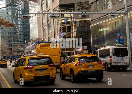 Lecteurs de tarification du trafic et de la congestion sur Broadway à New York, à l'entrée de la zone de soulagement de la congestion, le premier jour de sa mise en œuvre, le dimanche 5 janvier 2025. Après des décennies de retards, les lecteurs ont été allumés à 00h01 et les chauffeurs seront facturés 9 $ s'ils entrent à Manhattan au sud de la 60e place (© Richard B. Levine) Banque D'Images