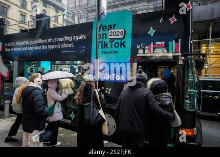 Un bus est utilisé pour une activation de marque pour la plateforme de médias sociaux TikTok faisant la promotion de leur sous-communauté booktok dans le quartier Flatiron de New York le vendredi 20 décembre 2024. ByteDance, propriétaire de TikTok, a jusqu’au 19 janvier pour vendre la plateforme vidéo à une société non chinoise, sinon elle sera interdite aux États-Unis (© Richard B. Levine) Banque D'Images