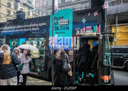 Un bus est utilisé pour une activation de marque pour la plateforme de médias sociaux TikTok faisant la promotion de leur sous-communauté booktok dans le quartier Flatiron de New York le vendredi 20 décembre 2024. ByteDance, propriétaire de TikTok, a jusqu’au 19 janvier pour vendre la plateforme vidéo à une société non chinoise, sinon elle sera interdite aux États-Unis (© Richard B. Levine) Banque D'Images