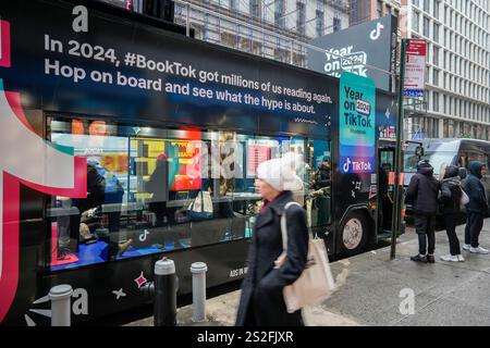 Un bus est utilisé pour une activation de marque pour la plateforme de médias sociaux TikTok faisant la promotion de leur sous-communauté booktok dans le quartier Flatiron de New York le vendredi 20 décembre 2024. ByteDance, propriétaire de TikTok, a jusqu’au 19 janvier pour vendre la plateforme vidéo à une société non chinoise, sinon elle sera interdite aux États-Unis (© Richard B. Levine) Banque D'Images