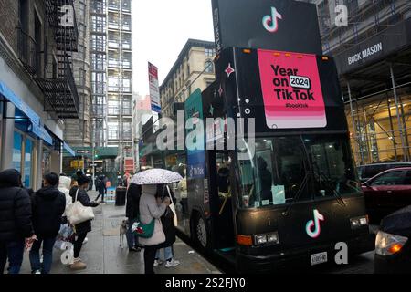 Un bus est utilisé pour une activation de marque pour la plateforme de médias sociaux TikTok faisant la promotion de leur sous-communauté booktok dans le quartier Flatiron de New York le vendredi 20 décembre 2024. ByteDance, propriétaire de TikTok, a jusqu’au 19 janvier pour vendre la plateforme vidéo à une société non chinoise, sinon elle sera interdite aux États-Unis (© Richard B. Levine) Banque D'Images