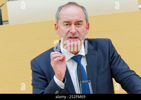 Hubert Aiwanger, Freie Wähler. 38. Plenarsitzung des Bayerischen Landtags. Wirtschaftsminister und stellvertretender Bayerischer Ministerpräsident Hubert Aiwanger, FW, BEI seiner Rede. München Bayern Deutschland Copyright : xRolfxPossx Banque D'Images