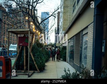 Arbre de Noël sellerÕs dans la forêt du quartier de Chelsea à New York le mercredi 18 décembre 2024. (© Richard B. Levine) Banque D'Images