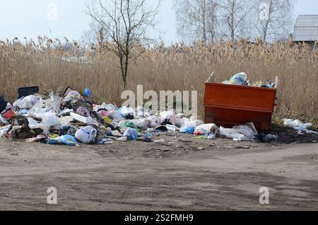 La poubelle est emballée avec des ordures et des déchets. Enlèvement des ordures dans les zones peuplées en temps opportun Banque D'Images