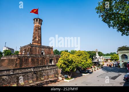 Tour de drapeau de Hanoi avec drapeau vietnamien sur le dessus à Hanoi, Vietnam. Il est situé au Musée d'histoire militaire du Vietnam. Banque D'Images