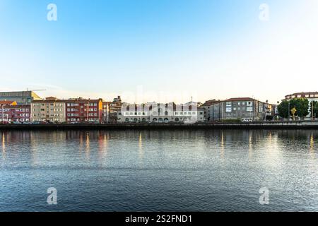 Belle vue de paysage par Burgo Bridge sur la rivière Lerez à Pontevedra, Galice, Espagne Banque D'Images