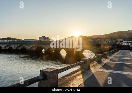 Belle vue de paysage du pont Burgo sur la rivière Lerez à Pontevedra, Galice, Espagne Banque D'Images