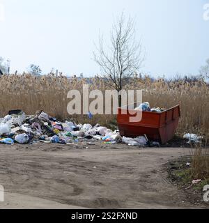 La poubelle est emballée avec des ordures et des déchets. Enlèvement des ordures dans les zones peuplées en temps opportun Banque D'Images