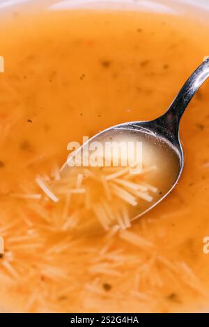 Assiette de soupe avec une cuillère sur une table en bois, mise au point sélective Banque D'Images